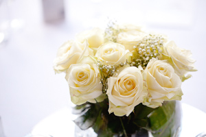 Table decorations cream roses