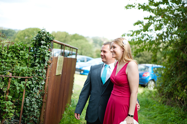 wedding guests arrive 