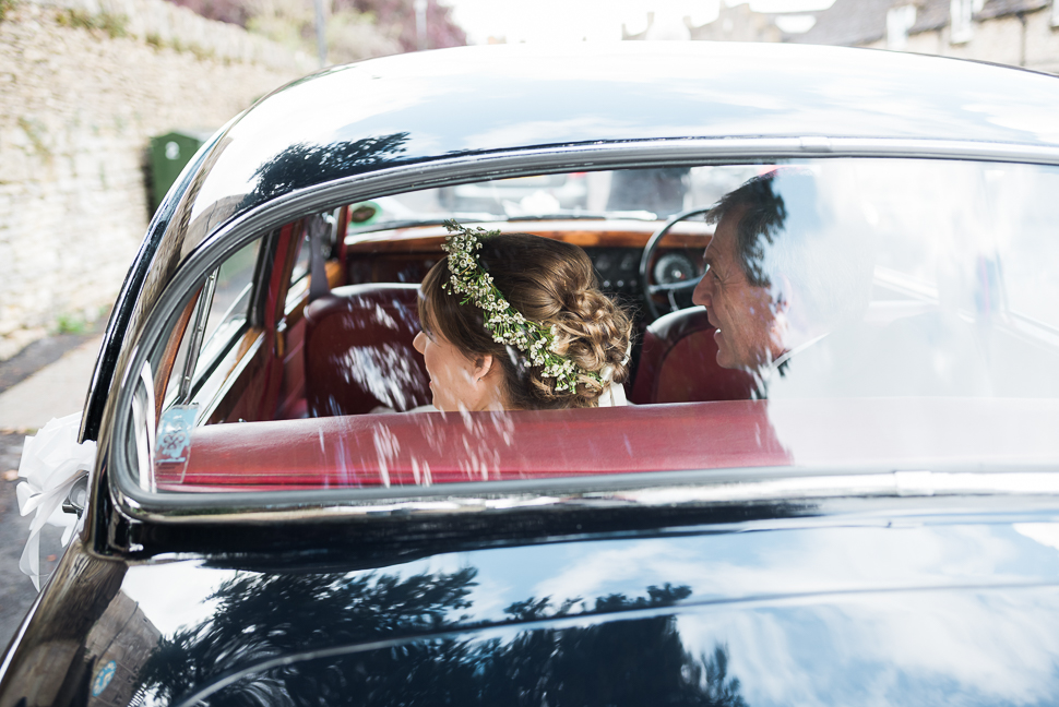 Bride arrives, Vintage car